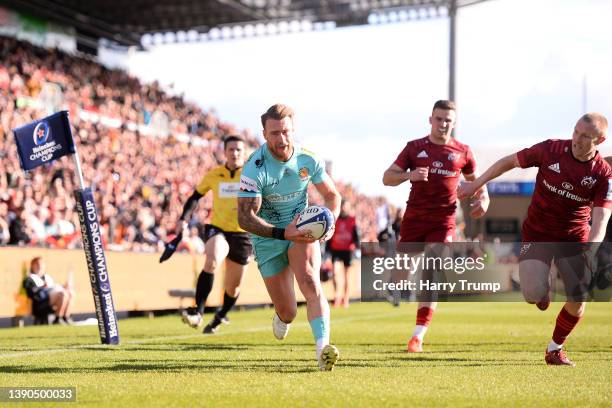 Stuart Hogg of Exeter scores the opening try during the Heineken Champions Cup Round of 16 Leg One match between Exeter Chiefs and Munster Rugby at...