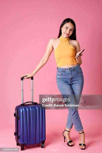 young woman with luggage and smart phone - smart casual - fotografias e filmes do acervo