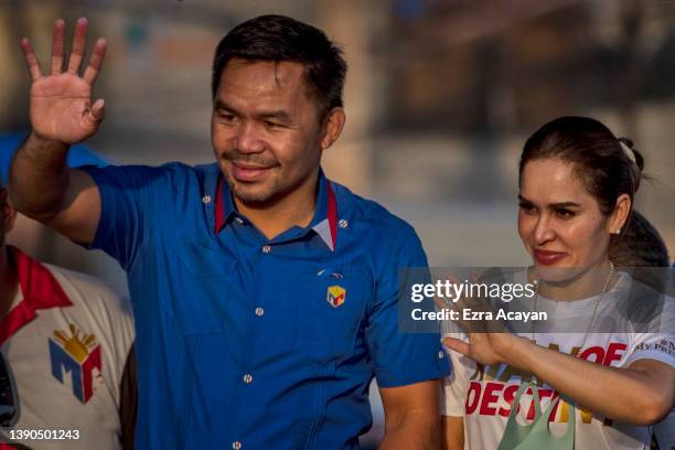 Senator and boxing icon Manny Pacquiao, together with his wife Jinkee, takes part in a motorcade as he campaigns for the presidency on April 09, 2022...