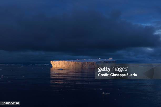iceberg at sunset - antartica stock-fotos und bilder