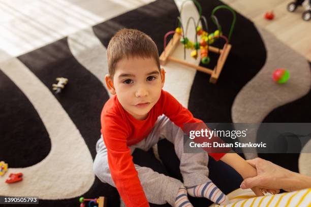 irresistible little boy holding his mother's hands - son massage mom imagens e fotografias de stock