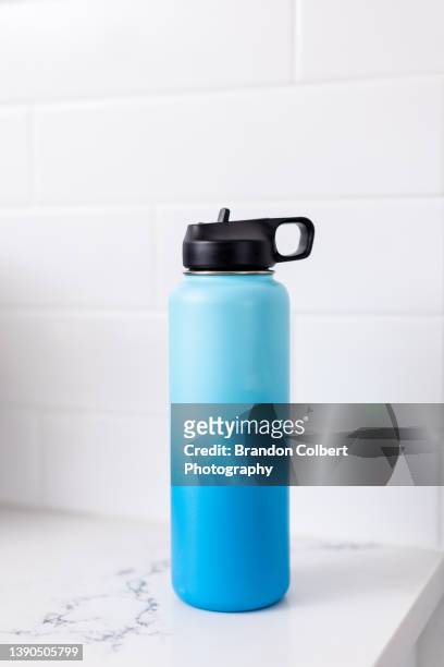 blue and teal reusable water bottle - bouteille d'eau photos et images de collection