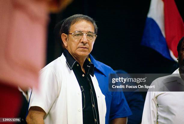 Boxing trainer Angelo Dundee, left, looks on before the start of a welterweight fight involving Sugar Ray Leonard circa 1977.