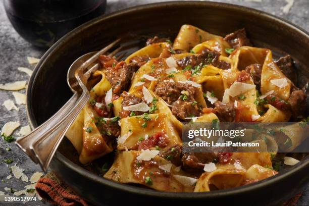 rotwein geschmortes rindfleisch short rib ragu mit pappardelle - pasta entree stock-fotos und bilder