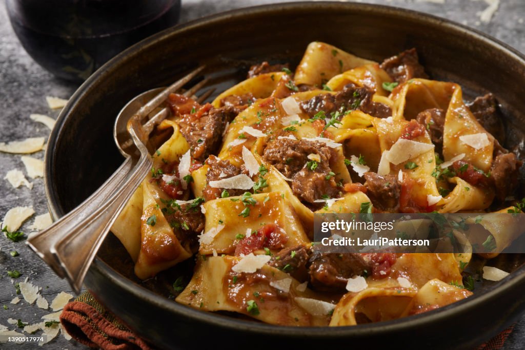 Ragù di costolette di manzo brasato al vino rosso con pappardelle