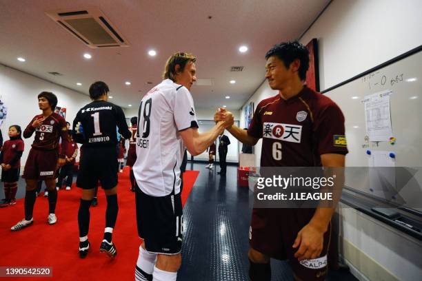 Frode Johnsen of Shimizu S-Pulse and Kim Nam-il of Vissel Kobe shake hands prior to the J.League J1 match between Vissel Kobe and Shimizu S-Pulse at...