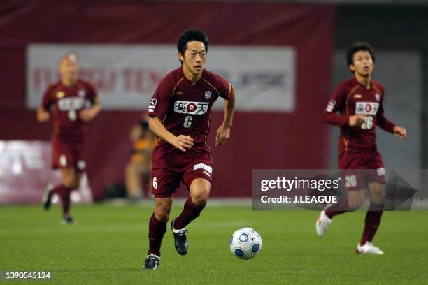 Kim Nam-il of Vissel Kobe in action during the J.League J1 match between Vissel Kobe and Shimizu S-Pulse at Home's Stadium Kobe on April 5, 2009 in...