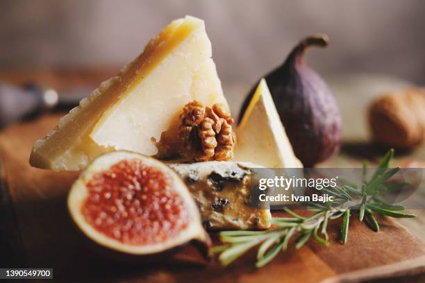 formaggi con fichi e noci - cibi e bevande artigianali foto e immagini stock