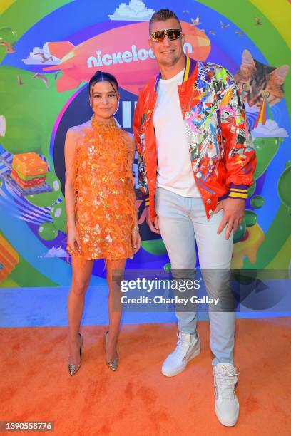 Miranda Cosgrove and Rob Gronkowski pose backstage at the Nickelodeon's Kids' Choice Awards 2022 at Barker Hangar on April 09, 2022 in Santa Monica,...