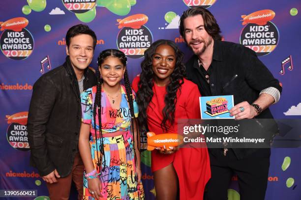 Nathan Kress, Jaidyn Triplett, Laci Mosley, and Jerry Trainor pose backstage with the award for Favorite Family TV Show at the Nickelodeon's Kids'...