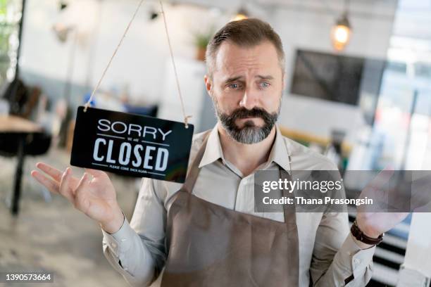 small business closing during covid-19 pandemic - store closing stock pictures, royalty-free photos & images
