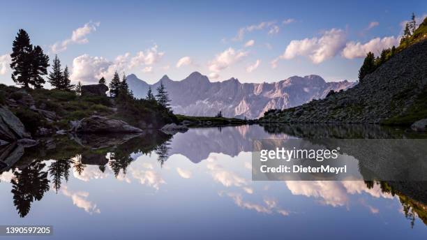 lake spiegelsee mittersee and mountain range dachstein in styria, austria - schladming stockfoto's en -beelden