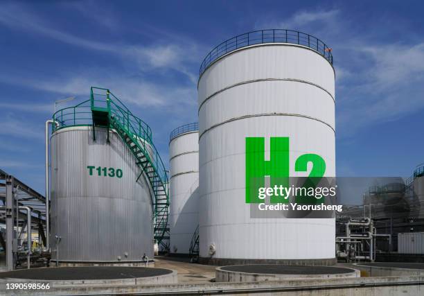 hydrogen tanks at chemical refinery - tanque de combustível tanque de armazenamento - fotografias e filmes do acervo