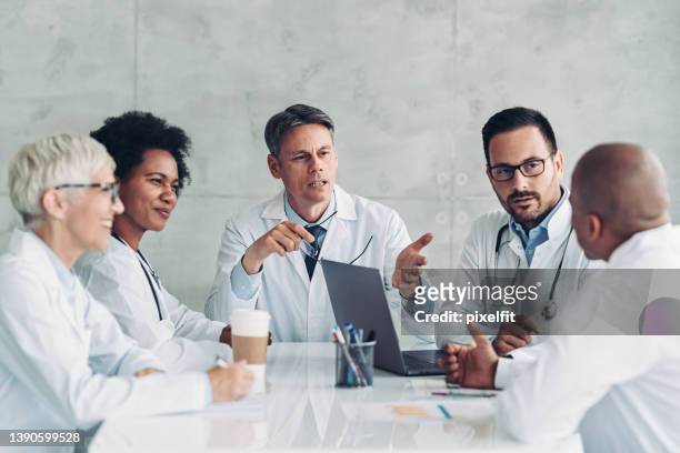 doctors staff meeting - fighting group stockfoto's en -beelden