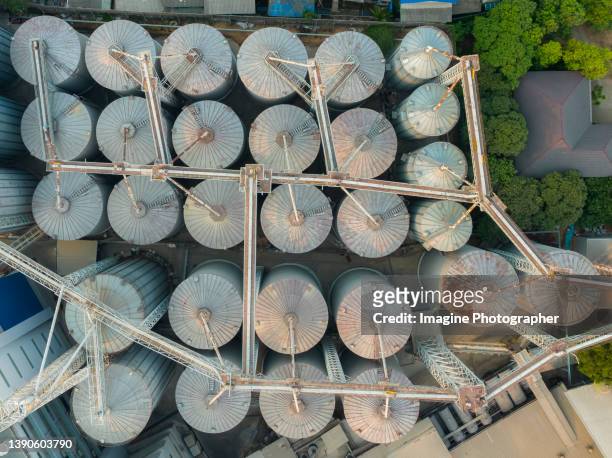 aerial top view, steel fermentation tanks for rice, grain plant. about for agricultural industry. - silo tank stock-fotos und bilder