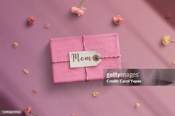pink gift top view. mothers day text on banner - muttertag stock-fotos und bilder