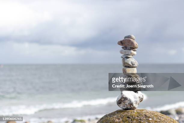 stone balancing on the beach - pyramid rock beach fotografías e imágenes de stock