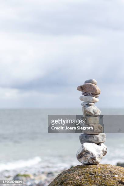 stone tower on the beach - pyramid rock beach fotografías e imágenes de stock