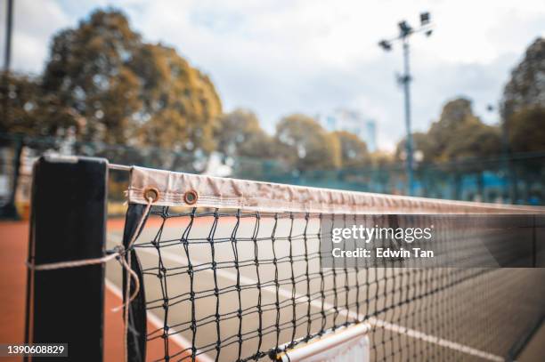 tennisplatz tagsüber ohne personen - tennisnetz stock-fotos und bilder