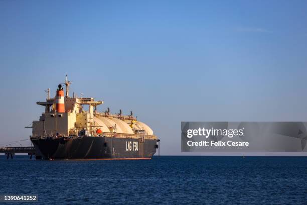 liquefied natural gas floating storage unit moored to the jetty. lng. oil and gas industry. - lng stock-fotos und bilder