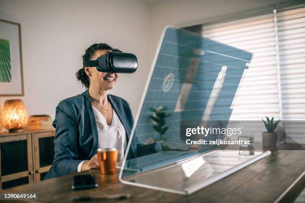 geschäftsfrau, die mit einem virtual-reality-headset interagiert - digitale transformation stock-fotos und bilder