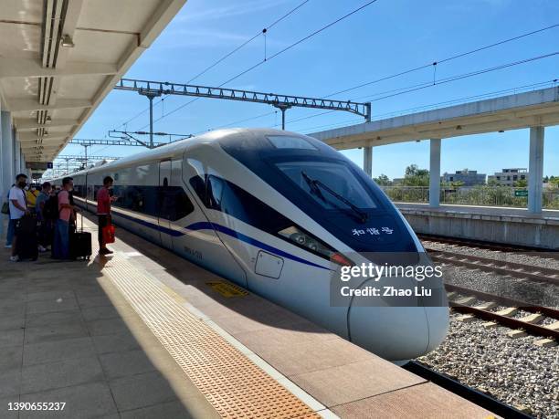 la ferrovia ad alta velocità round-the-island a hainan, cina - images of china railway high speed trains foto e immagini stock