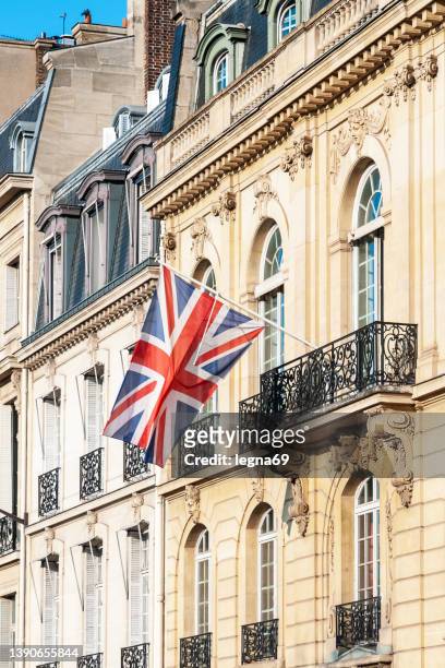 drapeau du royaume-uni sur la façade du british council et de l’université de londres - les invalides quarter photos et images de collection
