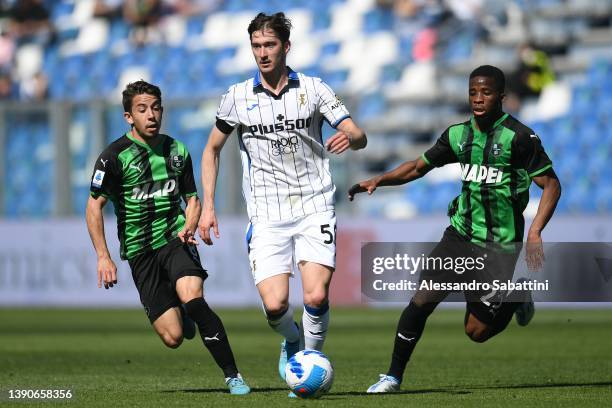 Aleksej Miranchuk of Atalanta BC competes for the ball with Maxime Lopez and Hamed Traore of US Sassuolo during the Serie A match between US Sassuolo...