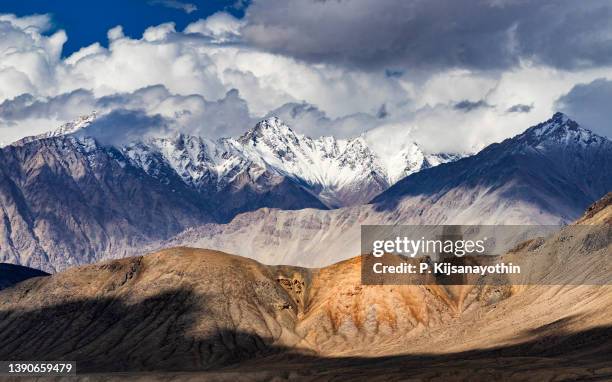 snow-capped mountain himalaya high altitude region - cordilheira karakorum imagens e fotografias de stock