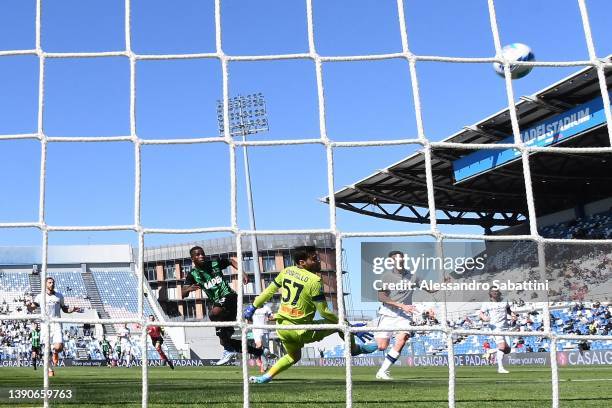 Hamed Traore of US Sassuolo scores the opening goal during the Serie A match between US Sassuolo v Atalanta BC on April 10, 2022 in Reggio...