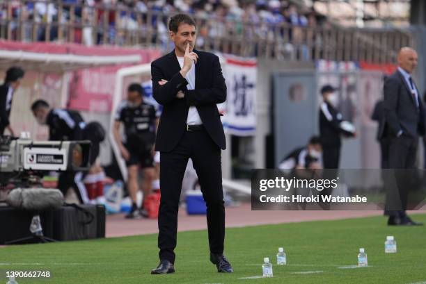 Rene Weiler,coach of Kashima Antlers looks on during the J.LEAGUE Meiji Yasuda J1 8th Sec. Match between Kashima Antlers and Yokohama F･Marinos at...