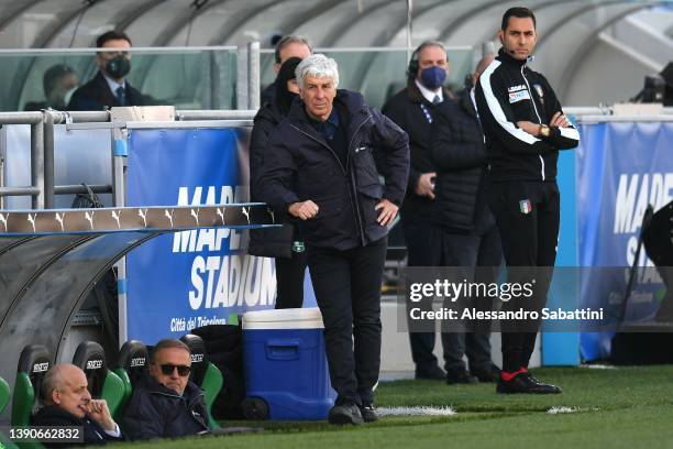 Gian Piero Gasperini head coach of Atalanta BC during the Serie A match between US Sassuolo and Atalanta BC on April 10, 2022 in Reggio nell'Emilia,...