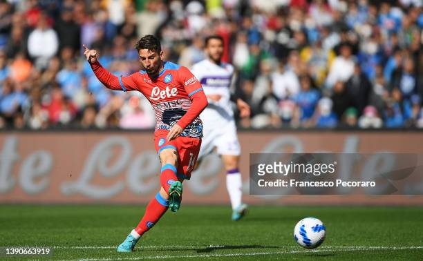Dries Mertens of SSC Napoli scores their side's first goal during the Serie A match between SSC Napoli and ACF Fiorentina at Stadio Diego Armando...