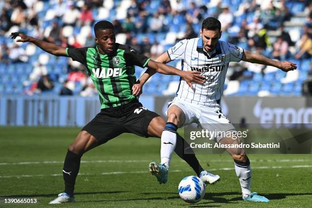 Hamed Traore of US Sassuolo competes for the ball with Davide Zappacosta of Atalanta BC during the Serie A match between US Sassuolo v Atalanta BC on...