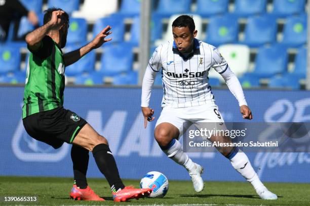 Luis Muriel of Atalanta BC in action during the Serie A match between US Sassuolo v Atalanta BC on April 10, 2022 in Reggio nell'Emilia, Italy.