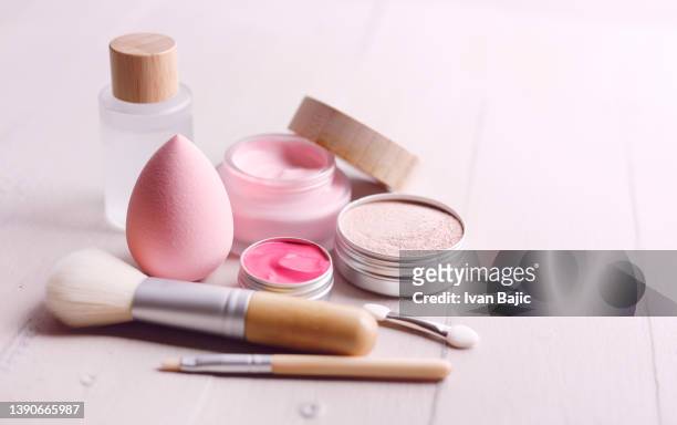 pastel pink make-up - cosmetic stockfoto's en -beelden
