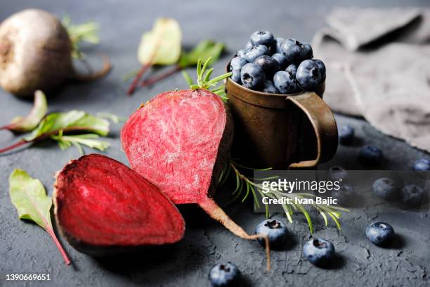 beetroot and blueberries - antioxidant stockfoto's en -beelden