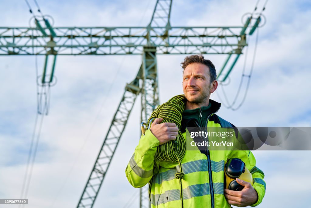 Porträt eines Elektroingenieurs vor einem Hochspannungs-Umspannwerk