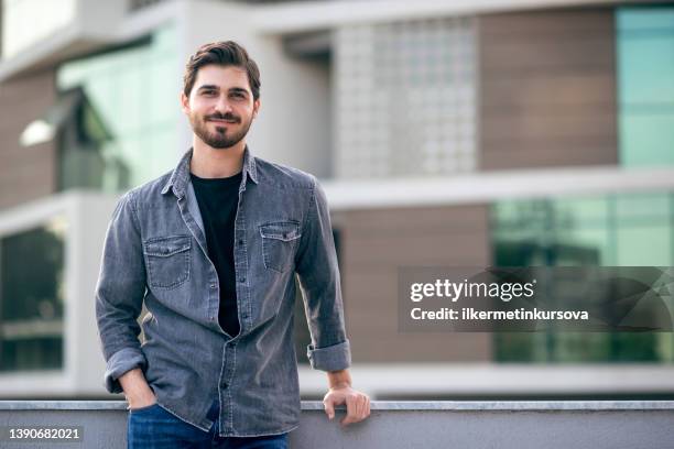 retrato de joven sonriente casual - chico ciudad fotografías e imágenes de stock