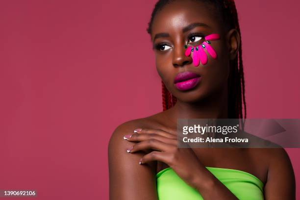 portrait of beautiful afro woman - pink lipstick fotografías e imágenes de stock