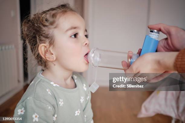 young girl receiving respiratory treatment at home - inalador-de-alívio-para-asma - fotografias e filmes do acervo