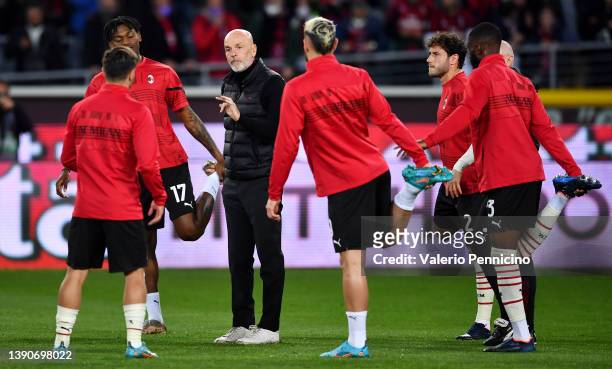 Stefano Pioli, Head Coach of AC Milan speaks with his players during the warm up prior to the Serie A match between Torino FC and AC Milan at Stadio...