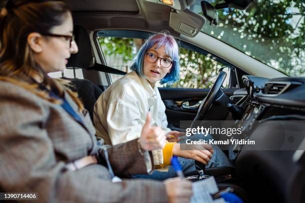 teenager mädchen hat fahrunterricht mit weiblicher instruktorin - learner driver stock-fotos und bilder