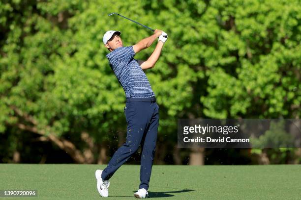 Scottie Scheffler plays his shot on the 11th hole during the final round of the Masters at Augusta National Golf Club on April 10, 2022 in Augusta,...