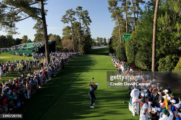Scottie Scheffler plays his shot from the 18th tee during the final round of the Masters at Augusta National Golf Club on April 10, 2022 in Augusta,...