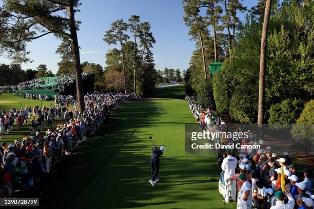 Scottie Scheffler plays his shot from the 18th tee during the final round of the Masters at Augusta National Golf Club on April 10, 2022 in Augusta,...