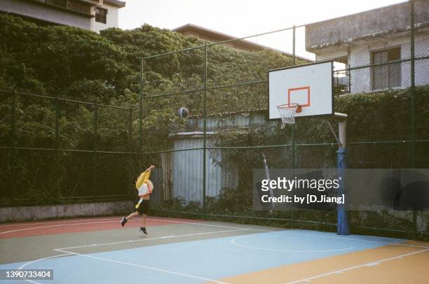 boy shooting the basketball - shooting baskets stockfoto's en -beelden