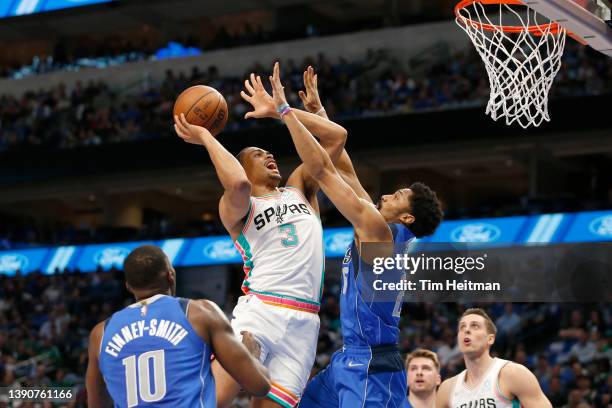 Keldon Johnson of the San Antonio Spurs drives against Spencer Dinwiddie of the Dallas Mavericks in the first half at American Airlines Center on...