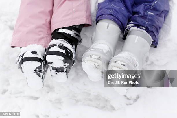 winter family - skischoen stockfoto's en -beelden