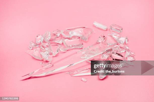 glass shards on pink background - shattered glass fotografías e imágenes de stock